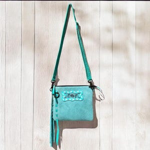 Borsa a tracolla con frange in pelle scamosciata turchese