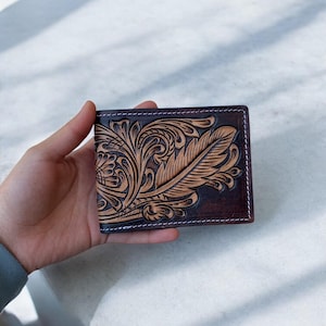 Cartera de piel con plumas labradas - Lujo occidental artesanal