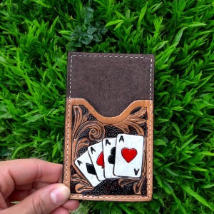 Porte-cartes en cuir repoussé