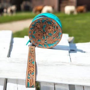 Bolso de mano de cuero labrado turquesa de inspiración western