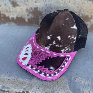 Berretto in pelle di vacchetta con motivo a carte rosa - stile western semilavorato