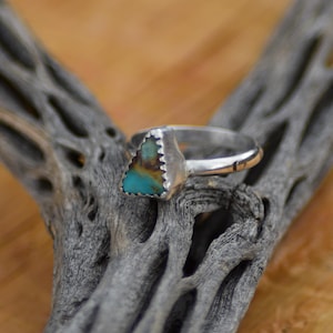 Anello in argento timbrato e dentellato fatto a mano a forma di triangolo turchese blu marrone misura 8 USA