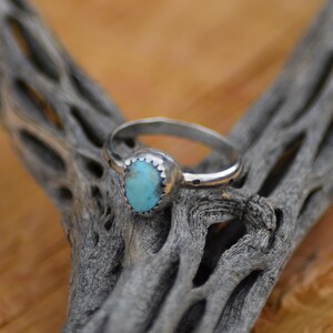 Anello ovale in turchese blu fatto a mano in argento timbrato e dentellato, taglia 9 USA