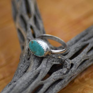 Green Blue Royston turquoise oval shaped handmade serrated silver ring size 7 US