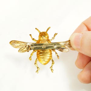 Bee brooch ,gift for bee lover, mothers day gift image 3