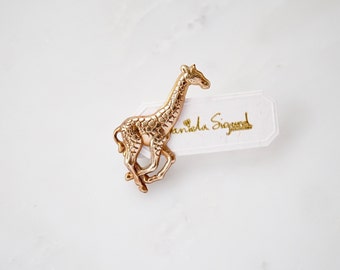 Giraffe pin