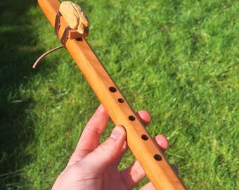 Flauta nativa americana artesanal de cerejeira com timbre agudo