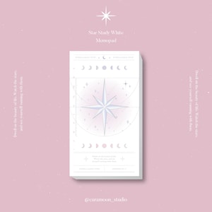 Peut inclure: Bloc-notes blanc avec une boussole, des phases lunaires et du texte sur un fond rose parsemé d'étoiles. Il est intitulé "Star Study White Memopad". Le texte dit : "Demeurez dans la beauté de la vie. Regardez les étoiles et voyez-vous courir avec elles."