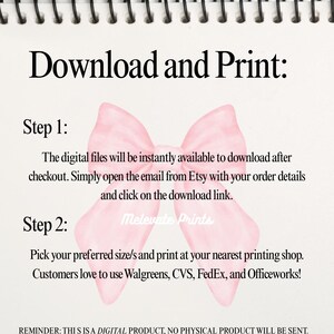 K&ouml;nnte beinhalten: Eine Spiralnotizbuchseite mit Anweisungen zum Herunterladen und Drucken digitaler Dateien. Der Text "Download and Print" steht oben, gefolgt von Schritten und einer rosa Schleifengrafik. Der Text enth&auml;lt "Melevate Prints".
