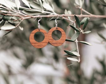 Orecchini a cerchio NATUREA in legno di Pau Rosa – Orecchini in legno fatti a mano – Gioielli in legno naturale – Orecchini pendenti rotondi – Gioielli in legno sostenibili