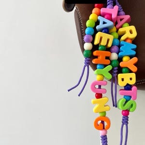 Dije de bolso con nombre personalizado / Llavero con letra personalizada / Accesorios de bolso coloridos / Regalo para fan de Kpop / Etiqueta con nombre de regalo hecha a mano del ejército BTS