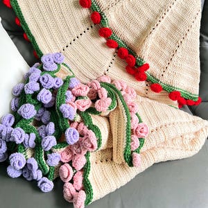 Manta de ramo de rosas de ganchillo, producto terminado, en rojo, morado y rosa. Chal de viaje portátil. Chal de ramo de rosas de ganchillo. Para el Día del Padre.