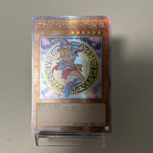 Könnte beinhalten: Holografische Sammelkarte mit japanischem Text, die einen weiblichen Anime-Charakter in einem blau-roten Outfit zeigt. Die Karte hat ein kreisförmiges Design im Hintergrund und wird in einem transparenten Kunststoffhalter präsentiert. ATK 2000, DEF 1700.