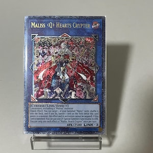 Könnte beinhalten: Eine blaue, rote und goldene Karte mit dem Text "Maliss <Q> Hearts Crypter" und dem Text "CYBERSE/LINK/EFFECT" in einem weißen Kasten. Die Karte zeigt ein rotes und goldenes Monster vor blauem Hintergrund.