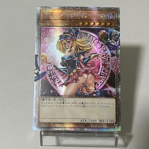 Könnte beinhalten: Holografische Sammelkarte mit einem weiblichen Anime-Charakter in einem schwarz-rosa Outfit. Die Karte hat japanischen Text und einen holografischen Hintergrund. Der Charakter hält einen Zauberstab und trägt einen Hut.