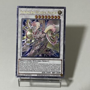 Puede incluir: Una tarjeta coleccionable Centurion Primera Primus con un diseño holográfico. La tarjeta presenta una ilustración detallada de una figura mecánica con acentos rosas y blancos. La tarjeta tiene texto que incluye "ATK/2600 DEF/2600" y "1st Edition".