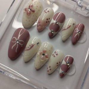 Ongles à presser velours avec fleurs 3D Ongles pour printemps été Fait main à presser sur les ongles Violet vacances anniversaire accessoire cadeau pour ami