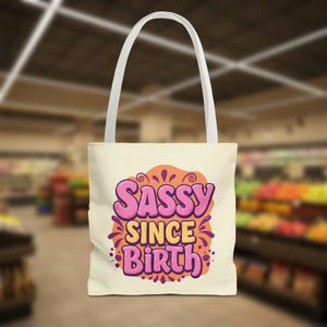Sassy Since Birth draagtas: perfect voor verjaardagen, cadeaus, humor, winkelen, dagelijks gebruik, leuk ontwerp