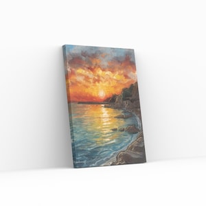 Può includere: Una stampa su tela di una scena di tramonto costiero. L'opera raffigura un tramonto vibrante con sfumature arancioni e gialle nel cielo, che si riflettono sull'acqua. La costa presenta scogliere rocciose e le onde dell'oceano.