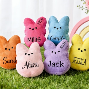 Puede incluir: Una taza de cerámica blanca con un asa negra y el texto "But First, Coffee" en negrita negra. La taza está sobre una superficie de madera. La taza mide aproximadamente 10 cm de alto.