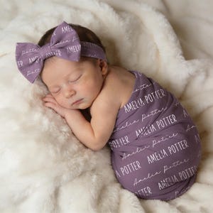 Op de afbeelding: Een rustiek houten bord met de tekst "Welcome to our home" in witte letters. Het bord heeft een verweerde afwerking en een eenvoudig, uitnodigend ontwerp, ideaal voor entree decoratie.