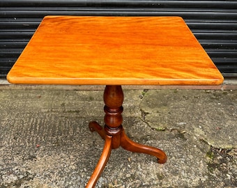 Victorian Mahogany Tilt-Top Tripod Table – 19th Century Antique Side Table