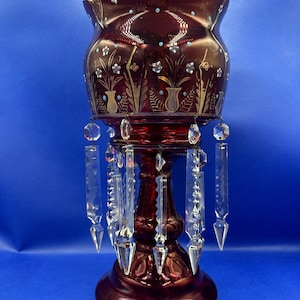 Un excepcional candelabro victoriano bohemio de cristal rubí de finales del siglo XIX, completo con su campana de exhibición original de cristal soplado a mano.