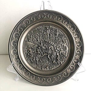 Vintage SKS Zinn-Zinn Wandteller - Deutscher Zierteller aus 95% Zinn - Geprägte Volkstanz-Szene - Mittelalterlicher Stil - SKS Design