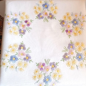 Vintage handbestickte Tischdecke aus Baumwolle - 78 x 78 cm - Pastell Blumenmuster - Stickerei mit Muline-Faden - Cottagecore/Shabby Chic Dekor