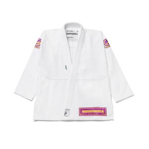 Puede incluir: Uniforme blanco de artes marciales con la marca "SHOYOROLL" en un parche rectangular morado y dorado. El uniforme tiene parches morados y dorados en las mangas. El uniforme est&aacute; hecho de una tela duradera.