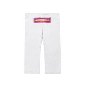 Puede incluir: Pantalones blancos con un parche rectangular morado y dorado. El parche tiene el texto "SHOW YOUR ROLL" y "LIVE WELL, PLAY WELL". Los pantalones tienen un dise&ntilde;o de pierna recta.