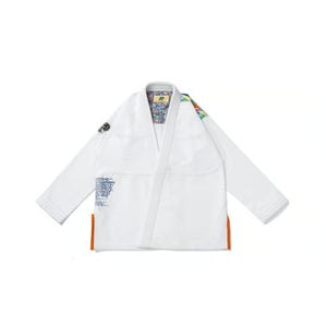 Può includere: Uniforme bianco di arti marziali con scollo a V e maniche lunghe. L'uniforme presenta motivi geometrici colorati sulle spalle e sul colletto, con accenti arancioni sul fondo. Un logo è visibile sulla manica sinistra.