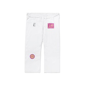Puede incluir: Pantalones blancos de artes marciales con cintura con cord&oacute;n. Los pantalones tienen un peque&ntilde;o parche en la espalda y un parche circular m&aacute;s grande en la pierna izquierda. Los parches tienen un dise&ntilde;o morado y dorado.