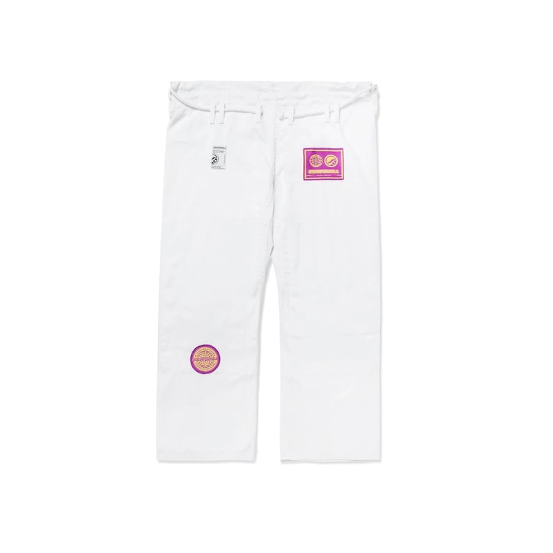 Puede incluir: Pantalones blancos de artes marciales con cintura con cord&oacute;n. Los pantalones tienen un peque&ntilde;o parche en la espalda y un parche circular m&aacute;s grande en la pierna izquierda. Los parches tienen un dise&ntilde;o morado y dorado.
