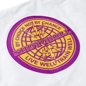 Puede incluir: Un uniforme blanco de artes marciales con un parche circular grande. El parche presenta las palabras "SHO YOROLL" en amarillo, un dise&ntilde;o de globo y rayo, y las frases "BY CHOICE NOT BY CHANCE" y "LIVE WELL TRAIN WELL" en un borde morado.