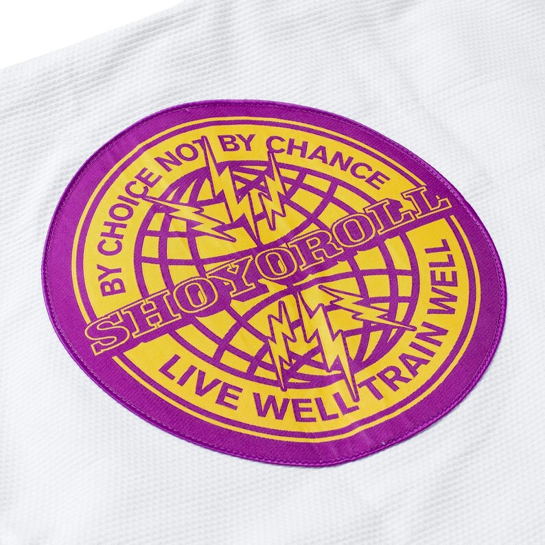 Puede incluir: Un uniforme blanco de artes marciales con un parche circular grande. El parche presenta las palabras "SHO YOROLL" en amarillo, un dise&ntilde;o de globo y rayo, y las frases "BY CHOICE NOT BY CHANCE" y "LIVE WELL TRAIN WELL" en un borde morado.
