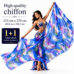 Op de afbeelding: Twee hoogwaardige chiffon sluiers van elk 215 cm bij 270 cm. De stof heeft een levendig, abstract patroon met wervelende tinten blauw, paars en wit. De tekst op de afbeelding luidt High-quality chiffon, 215 cm x 270 cm, 84.6 in x 106.3 in en 1+1 TWO VEILS DOUBLE THE BEAUTY.