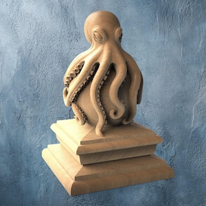Könnte beinhalten: Eine Holzskulptur eines Oktopus auf einem mehrstufigen Sockel. Der Oktopus hat detaillierte Tentakel und einen abgerundeten Kopf. Die Skulptur ist hellbraun und vor einem strukturierten blauen Hintergrund platziert.