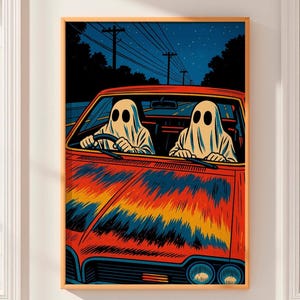Pode incluir: Uma impressão artística emoldurada retrata duas figuras de fantasmas dirigindo um carro vintage. O carro é pintado com cores vibrantes, incluindo vermelho, laranja, amarelo e azul. O fundo mostra um céu noturno com estrelas e linhas de energia.