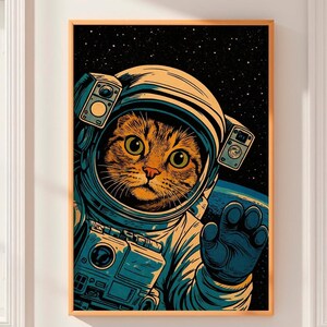 Pode incluir: Uma impressão artística emoldurada com um gato em um traje de astronauta contra um fundo estrelado. O gato tem pelo laranja e marrom e está usando um traje espacial azul e branco com um capacete. A obra de arte tem um estilo retro de banda desenhada.