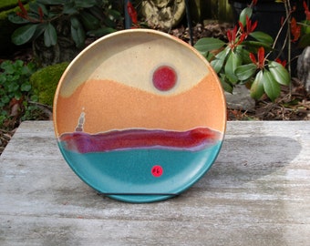 Walt Glass (1943-2016) Studio Art Pottery 11 3/8" assiette ~ coucher de soleil du Texas w 4 couleurs, goutte à goutte, terre cuite, bleu sarcelle et magenta sur sable #6