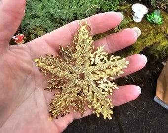 Lovely 2006 Metropolitan Museum of Art New York, MMA, Gold Plated Cut-Out Annual Snowflake Ornament ~ No Box