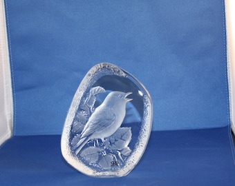 Swedish artist Mats Jonasson comes the Beautiful Right Facing Song Bird Series Handmade Crystal Paperweight / Sculpture Signed w/ Label ~ VG