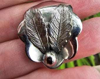 Vintage Art Nouveau style Sculpture Leaf Design on a Scalloped Backplate Sterling Silver Pin Brooch