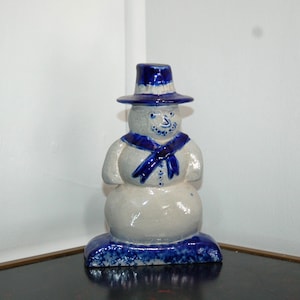 Figura de muñeco de nieve firmada por Eldreth Salt Glaze Pottery, gris y cobalto, retirada en 1998. Arte popular primitivo de Pensilvania. Decoración invernal y festiva.