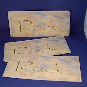 Juego de 3 Vtg NOS Gold Gilt "Peace" sin usar en un fondo de color pastel jaspeado Tarjetas de felicitación de Navidad ~ Que las alegrías de Navidad sean tuyas