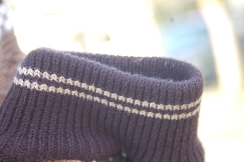 Peut inclure: Une tasse en c&eacute;ramique blanche avec une anse noire et le texte "But First, Coffee" en noir, en gras. La tasse est pos&eacute;e sur une surface blanche.
