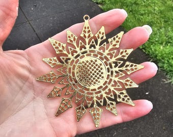 Lovely Metropolitan Museum of Art New York, MMA, Gold Plated Cut-Out Annual Sunburst / Star Ornament ~ No Box