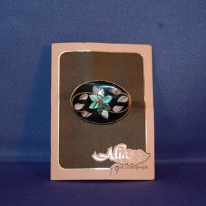 Handgemaakte "Alia" De Ambachtslieden Moeder van Pearl / Abalone Shell Emailed Inlaid Flora Oval Pin / Broche met originele kaart ~ Nooit gedragen