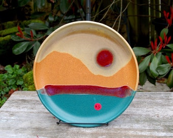 Walt Glass (1943-2016) Studio Art Pottery 11 3/8" assiette ~ coucher de soleil du Texas w 4 couleurs, goutte à goutte, terre cuite, bleu sarcelle et magenta sur sable #3